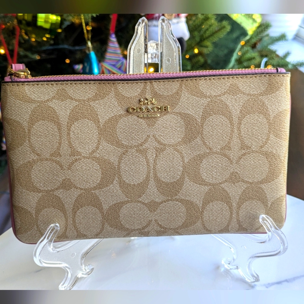 COACH LARGE CORNER ZIPPY WRISTLET .
